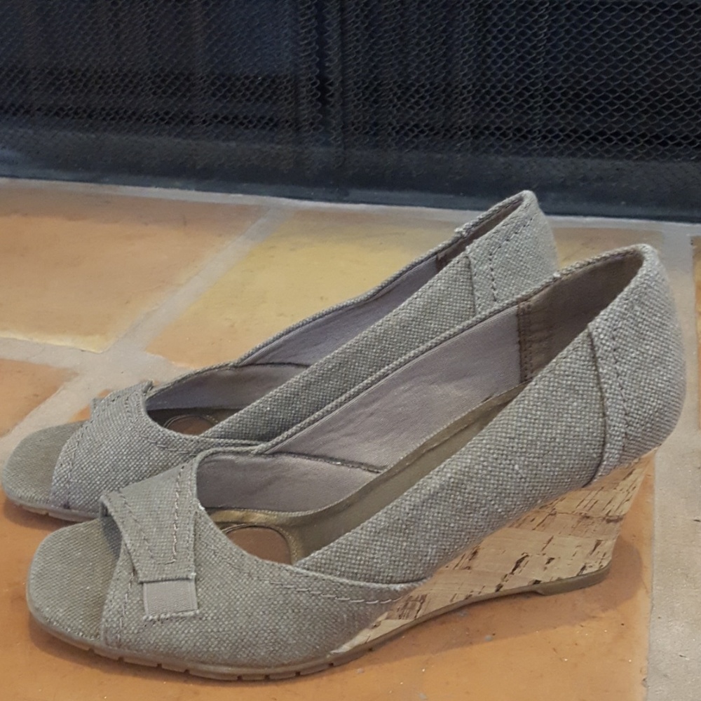 Tuape tan wedge